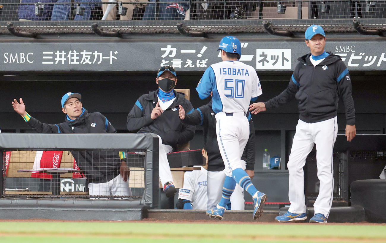 日本ハム対ヤクルト　1回裏日本ハム無死一、二塁、新庄監督（中央左）は松本剛の先制時打で生還した五十幡を出迎える（撮影・佐藤翔太）