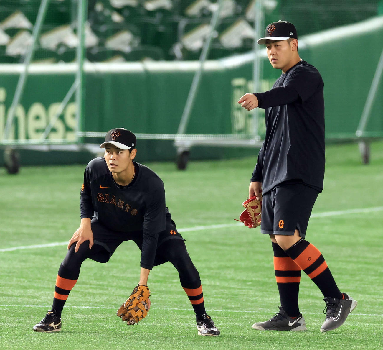 巨人対楽天　試合前、三塁ノックを受けながら巨人中山（左）に指示する岡本和（撮影・浅見桂子）