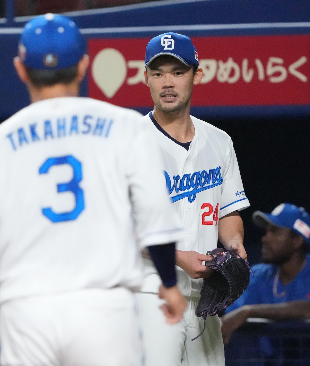 中日対ロッテ戦　6回表ロッテ攻撃終了、好守を見せた高橋周を迎える福谷（右）（撮影・森本幸一）