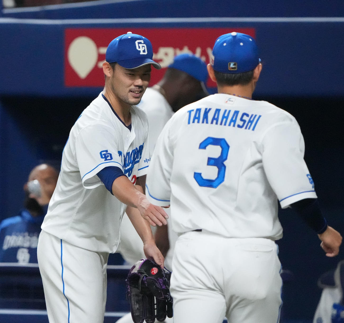 中日対ロッテ戦　6回表ロッテ攻撃終了、好守を見せた高橋周を迎える福谷（左）（撮影・森本幸一）