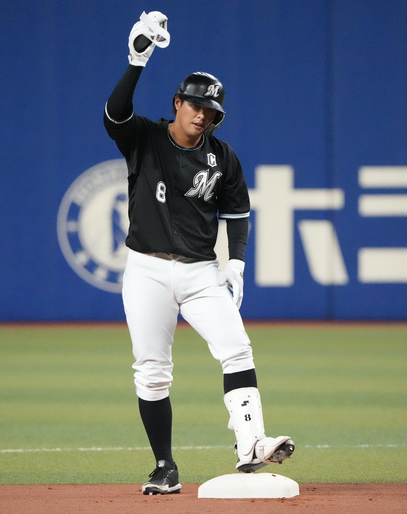 中日対ロッテ戦　1回表ロッテ無死1塁、左中間へ適時二塁打を放ちベンチに応える中村奨（撮影・森本幸一）