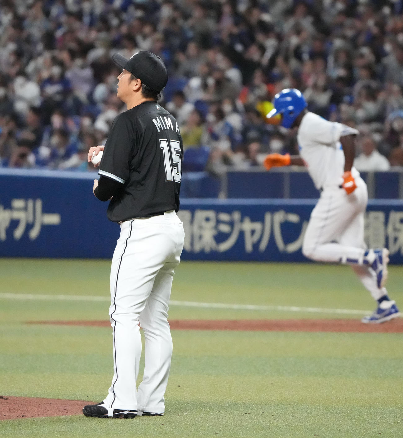 中日対ロッテ戦　2回裏中日無死、アキーノに左越え本塁打を打たれた美馬（左）（撮影・森本幸一）