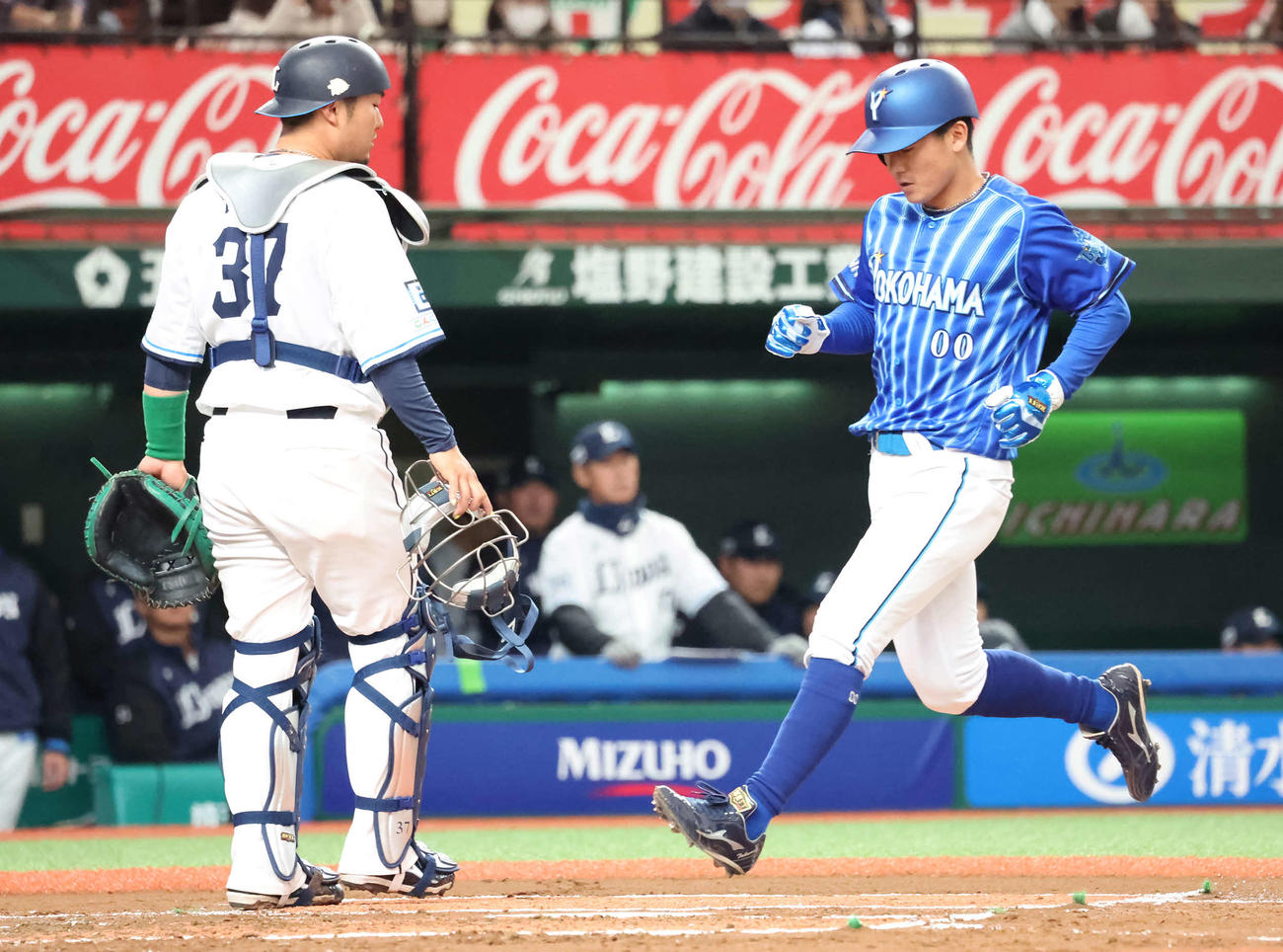 西武対DeNA 1回表DeNA2死一、三塁、柴田のとき重盗で還する三塁走者林。捕手柘植（撮影・丹羽敏通）
