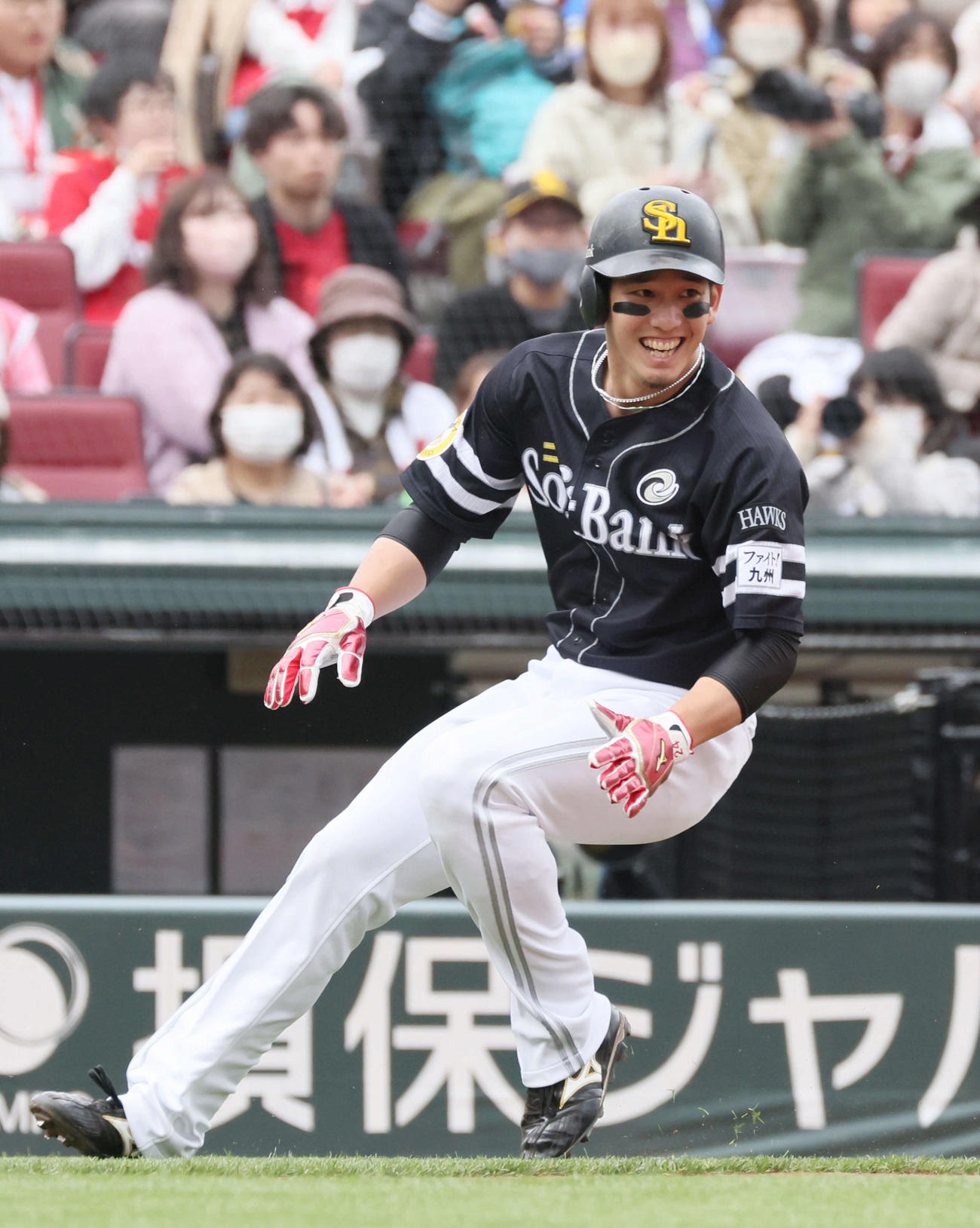 広島対ソフトバンク　6回表ソフトバンク2死一塁、アストゥディーヨの中前打で三塁へ栗原（撮影・加藤孝規）