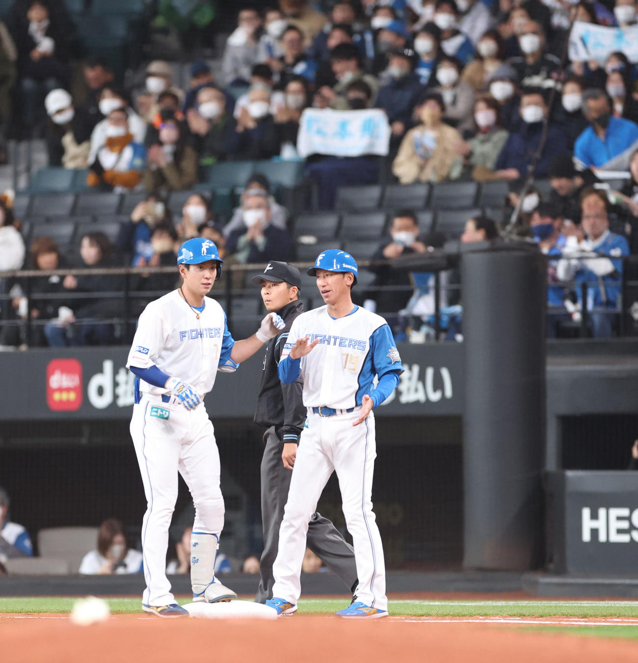 日本ハム対ヤクルト　1回裏日本ハム無死一、二塁、松本剛（左）は先制となる中前適時打を放ち代田コーチとタッチを交わす（撮影・佐藤翔太）
