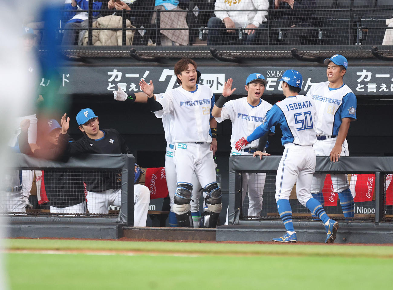 日本ハム対ヤクルト　1回裏日本ハム無死一、二塁、松本剛の先制となる中前適時打で生還した五十幡を出迎えるナイン（撮影・佐藤翔太）