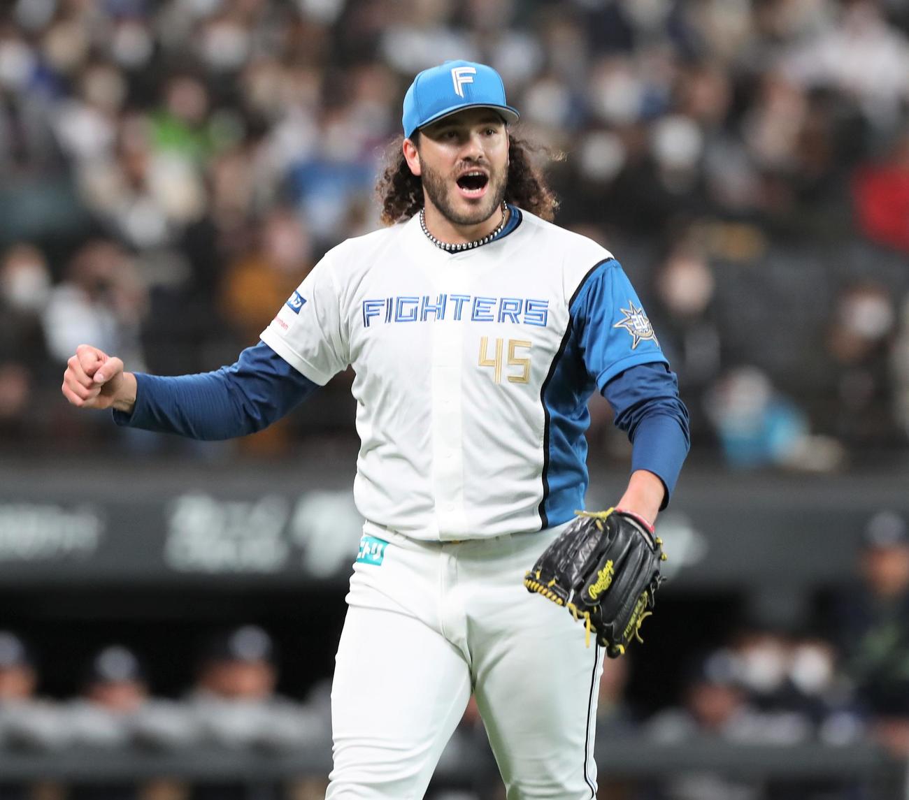 日本ハム対ヤクルト　4回表ヤクルト1死一塁、長岡を併殺にとり叫ぶポンセ（撮影・黒川智章）