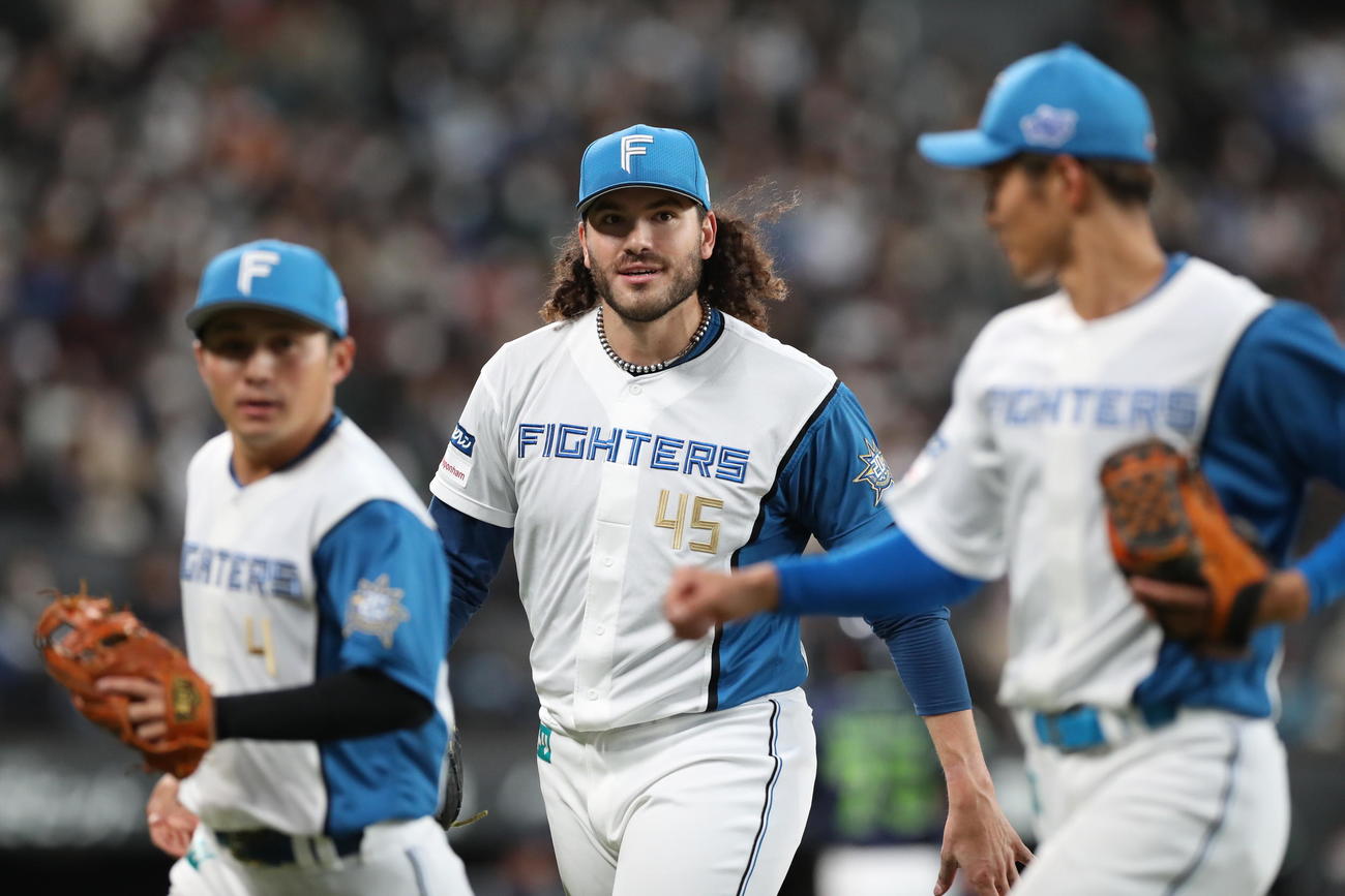 日本ハム対ヤクルト　5回を投げ無失点に抑えたポンセは笑顔でベンチに引き揚げる（撮影・黒川智章）