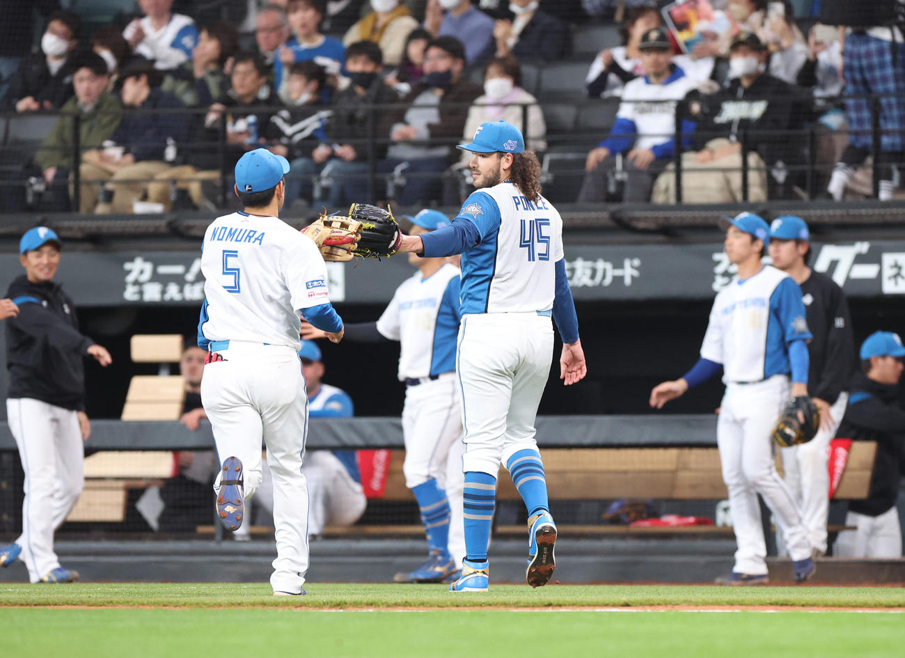 日本ハム対ヤクルト　4回表を無失点に抑え野村（左手前）を出迎えながらベンチに戻るポンセ（撮影・佐藤翔太）