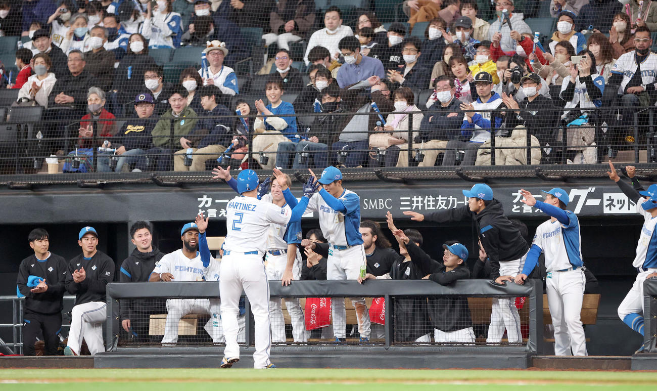 日本ハム対ヤクルト　9回裏日本ハム1死、左前打を放ち代走を送られベンチに戻るマルティネスを出迎えるナイン（撮影・佐藤翔太）
