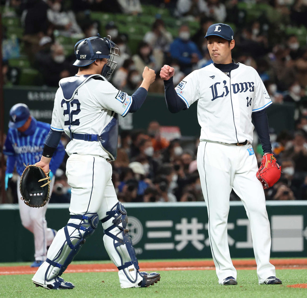 西武対DeNA 9回を3人で締めて捕手古賀と拳を合わせる西武増田（撮影・丹羽敏通）