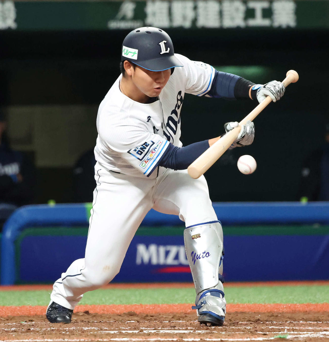 西武対DeNA 6回裏西武1死一、三塁、古賀はスクイズバントを決める（撮影・丹羽敏通）