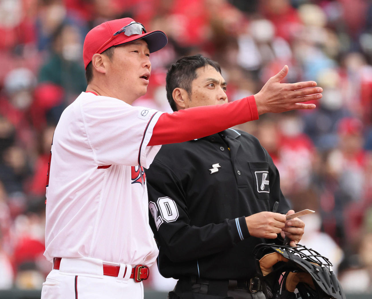 オープン戦広島対ソフトバンク　9回表ソフトバンク、交代を告げる新井監督。右は白井球審（撮影・加藤孝規）