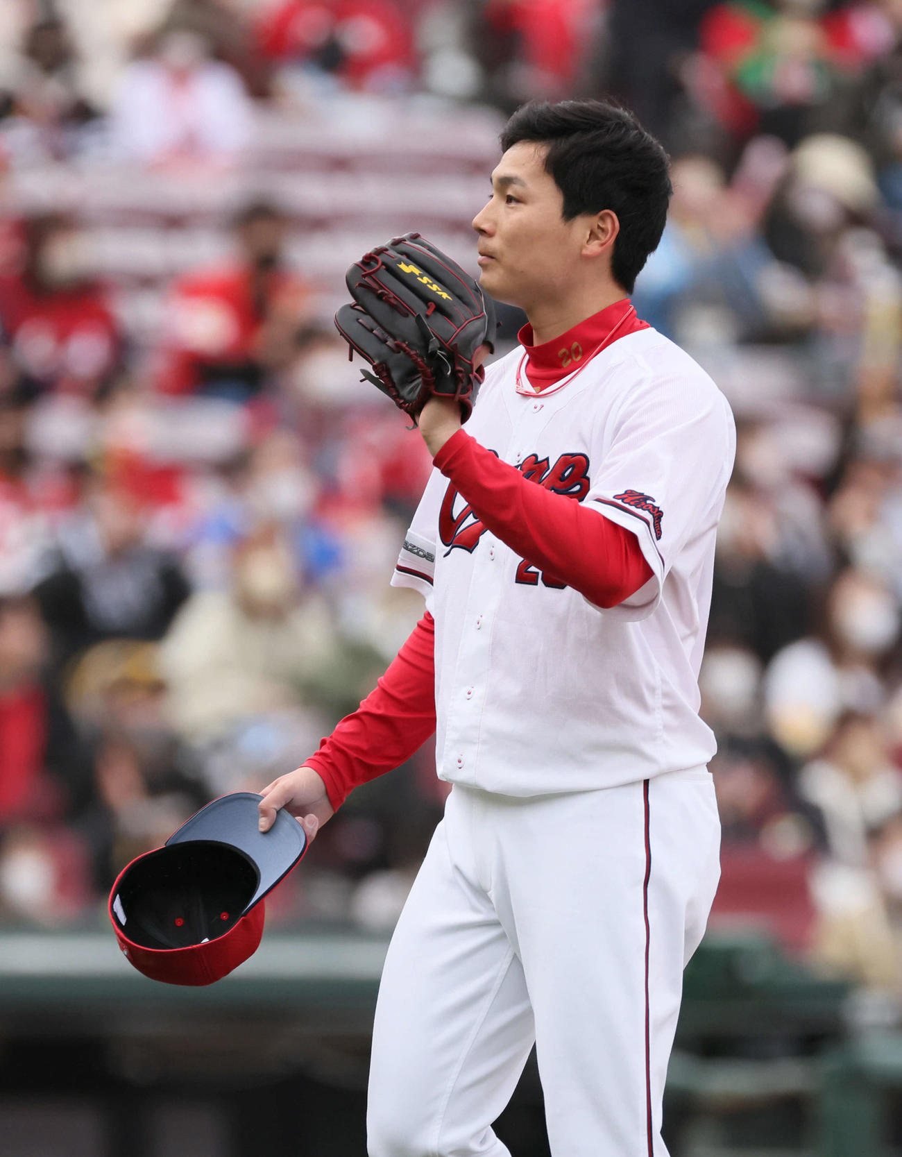 オープン戦広島対ソフトバンク　9回表ソフトバンク無死一塁、正木に右越え2点本塁打を浴びた栗林（撮影・加藤孝規）