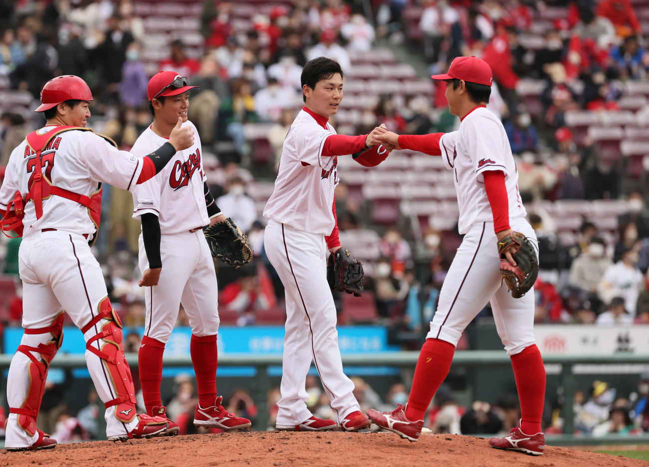 オープン戦広島対ソフトバンク　ソフトバンクに勝利した広島ナイン。中央は栗林（撮影・加藤孝規）