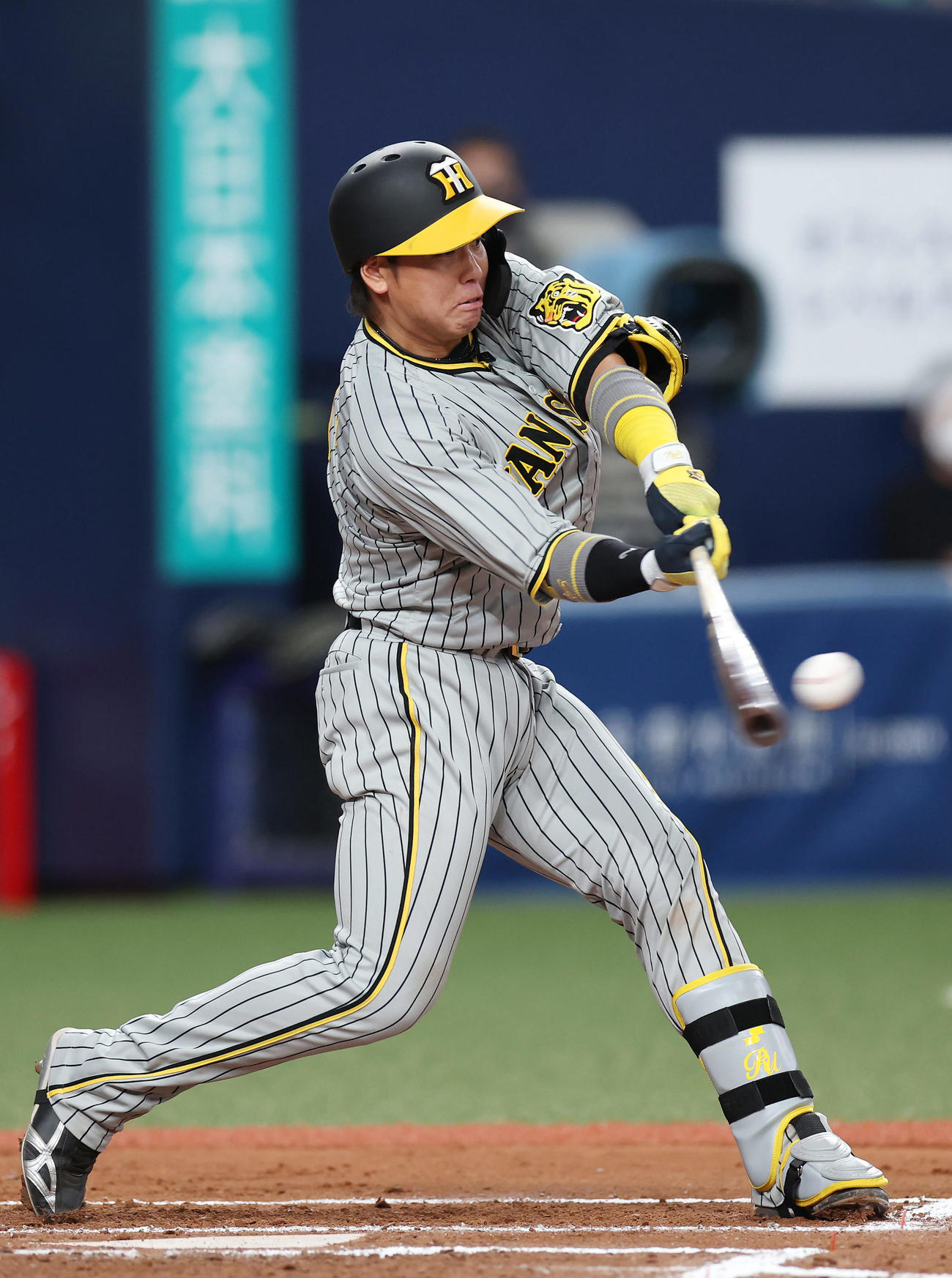 オリックス対阪神　7回表阪神無死一塁、左前打を放つ梅野（撮影・前田充）