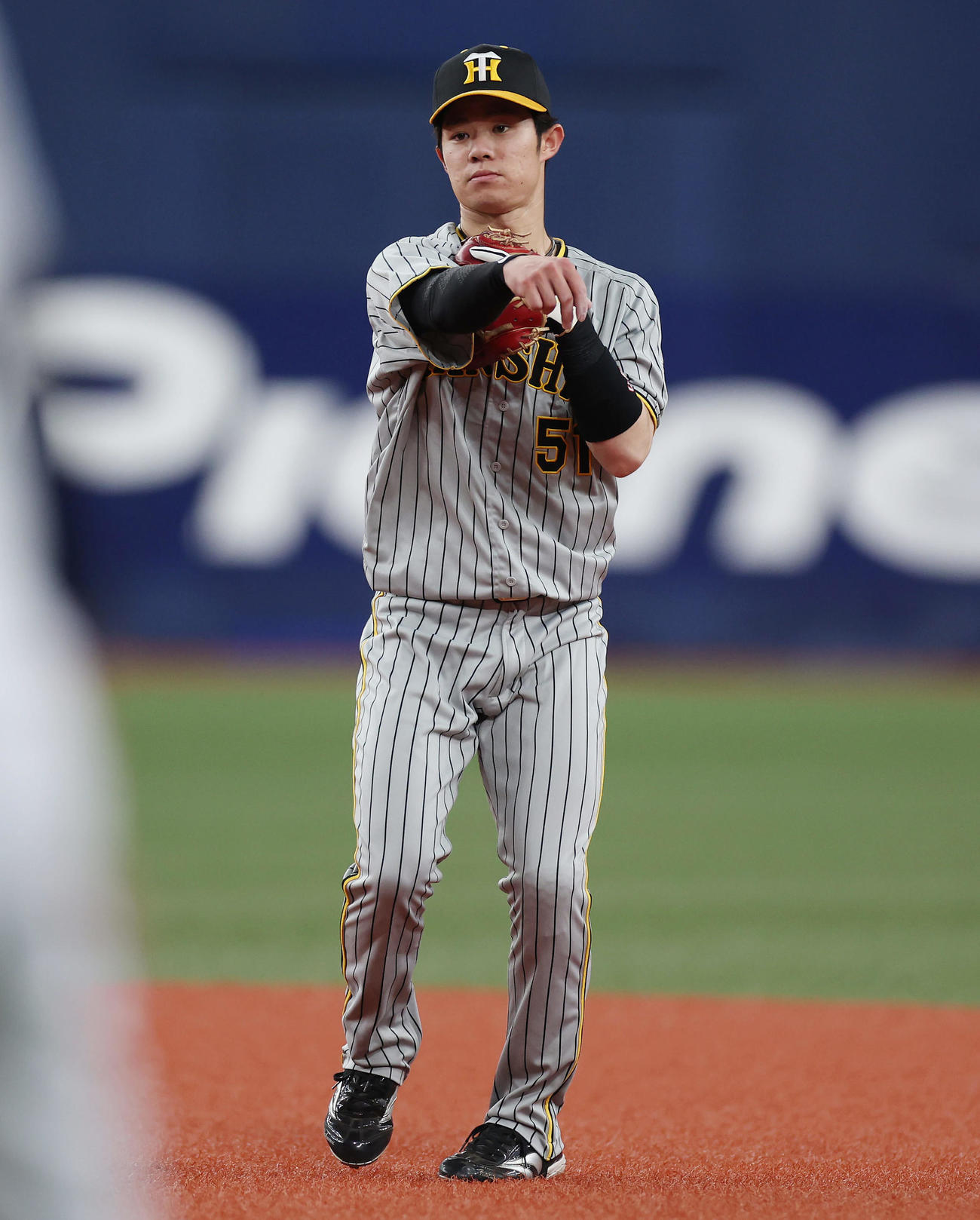 オリックス対阪神　5回裏オリックス1死一塁、野口の二ゴロをさばく中野（撮影・前田充）