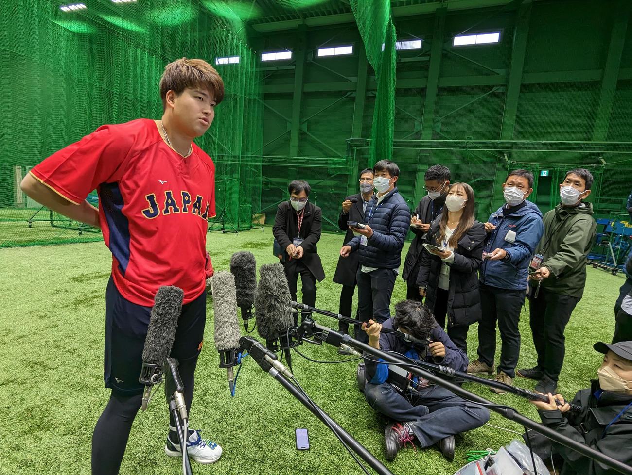 ヤクルトの練習に合流した村上宗隆内野手。練習着は侍ジャパンのものだった（撮影・三須一紀）