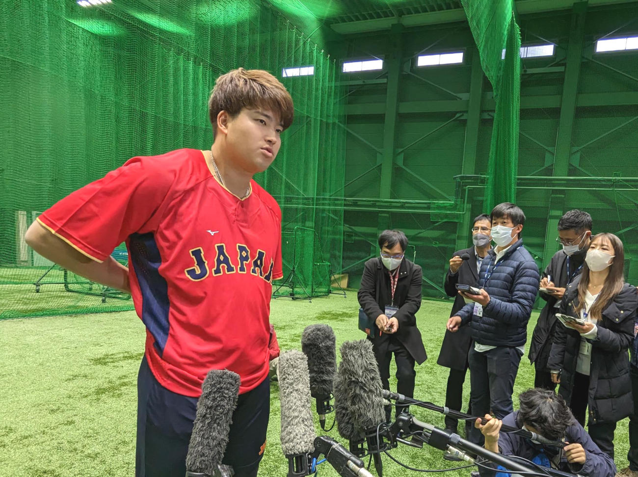 ヤクルトの練習に合流した村上宗隆内野手。練習着は侍ジャパンのものだった（撮影・三須一紀）