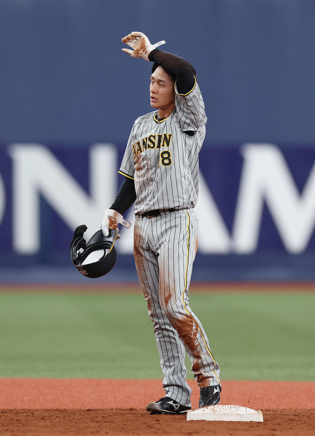 オリックス対阪神　5回表阪神2死二塁、山岡のけん制でアウトとなった二走小幡（撮影・前田充）
