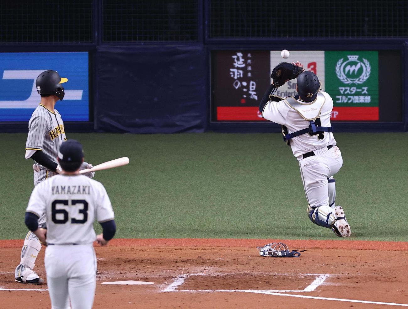 オリックス対阪神　7回表阪神無死一、二塁、小幡は送りバントに失敗する（撮影・上田博志）