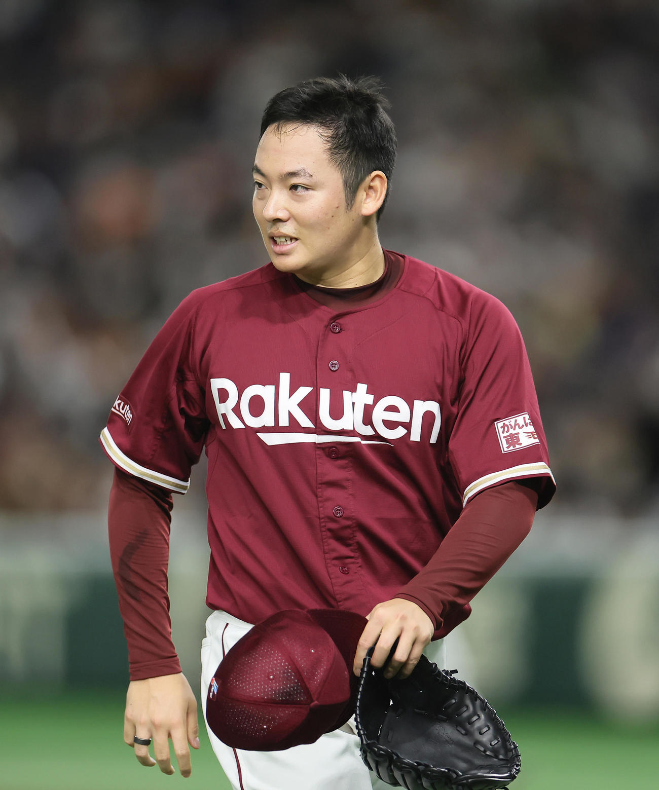 巨人対楽天　8回から登板し、1イニングを無失点で終え笑みを浮かべる楽天松井裕（撮影・足立雅史）
