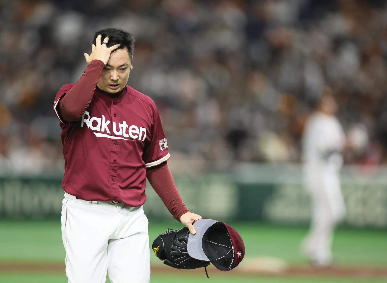 巨人対楽天　8回裏楽天2死、坂本を左飛に仕留めるも渋い顔を見せる松井裕（撮影・足立雅史）