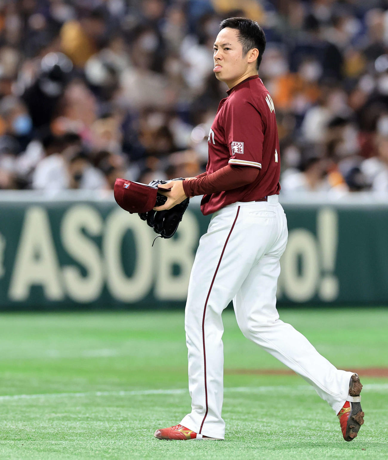 巨人対楽天　8回裏巨人の攻撃を抑えた松井裕だが、納得いかないような表情でベンチに戻る（撮影・浅見桂子）