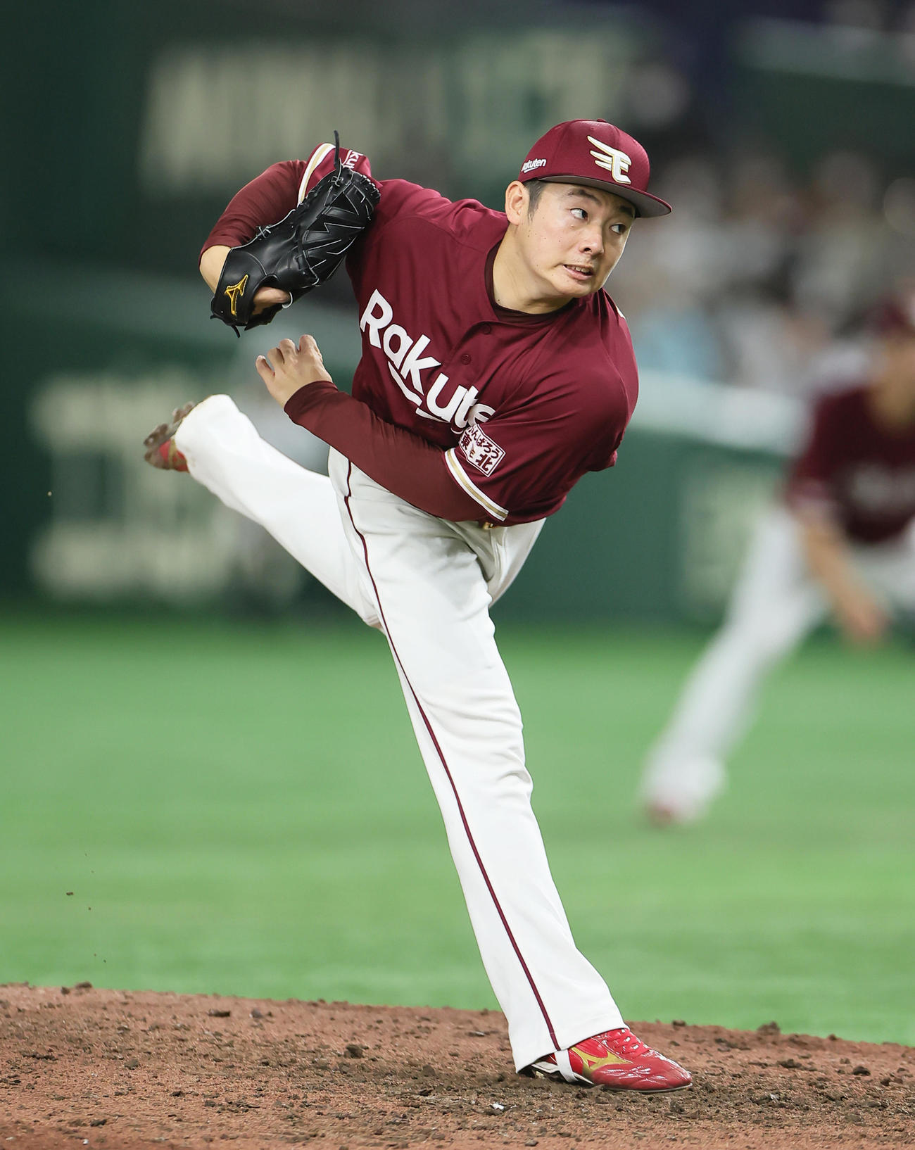 巨人対楽天　8回から登板した楽天松井裕（撮影・足立雅史）