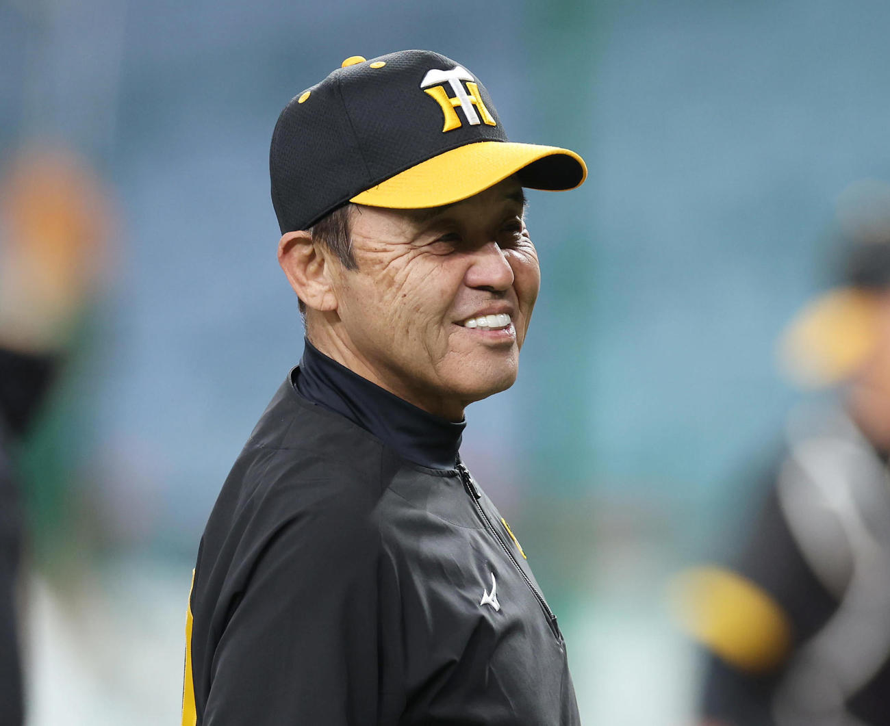 試合前練習で笑顔を見せる阪神岡田監督（撮影・前田充）