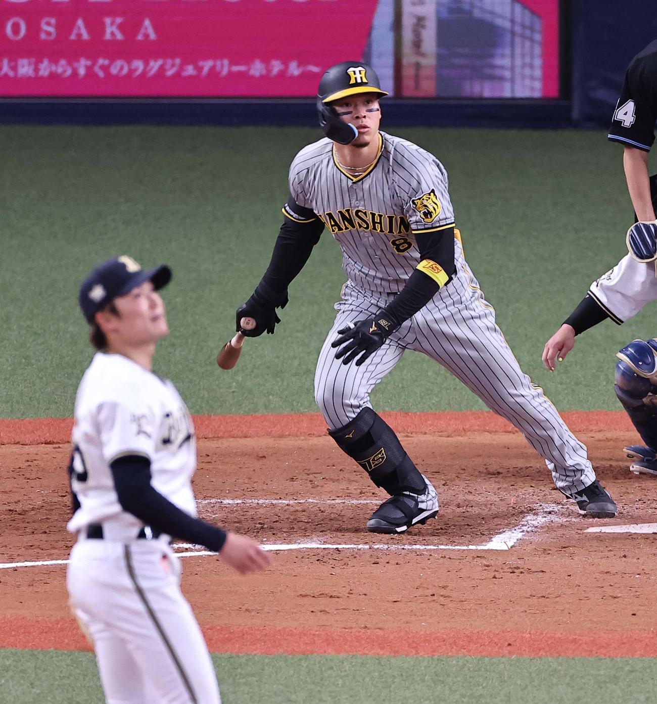 8回表阪神2死二塁、佐藤輝は左飛に倒れる（撮影・上田博志）