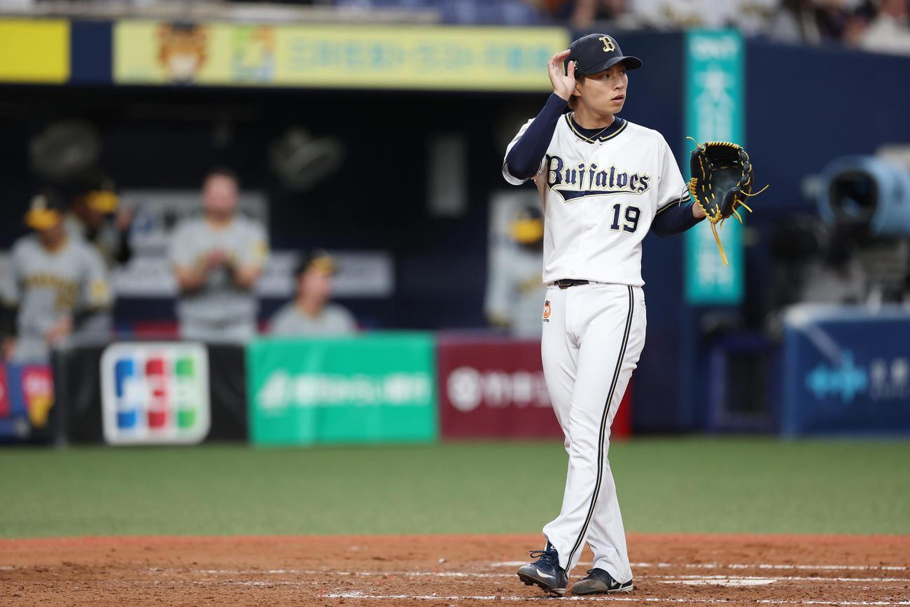 オリックス対阪神　4回表阪神1死満塁、打者佐藤輝のとき、暴投で失点する山岡（撮影・前田充）