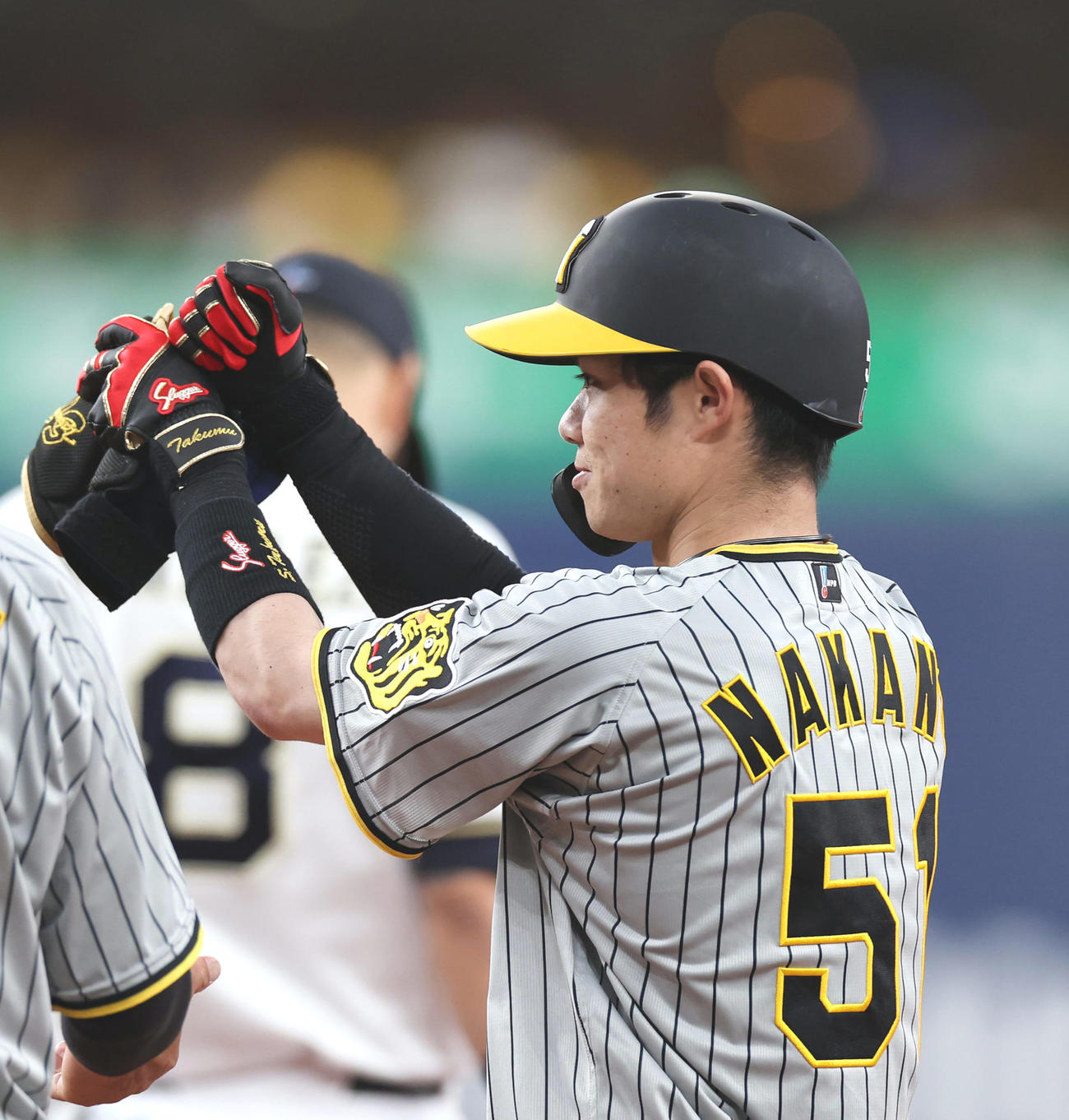 オリックス対阪神　4回表阪神無死一塁、左前打を放ちペッパーミル・パフォーマンスをする中野（撮影・前田充）