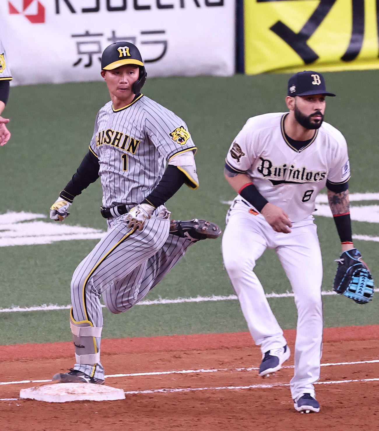 オリックス対阪神　4回表阪神1死満塁、森下（左）の二ゴロの間に中野が生還する（撮影・上田博志）