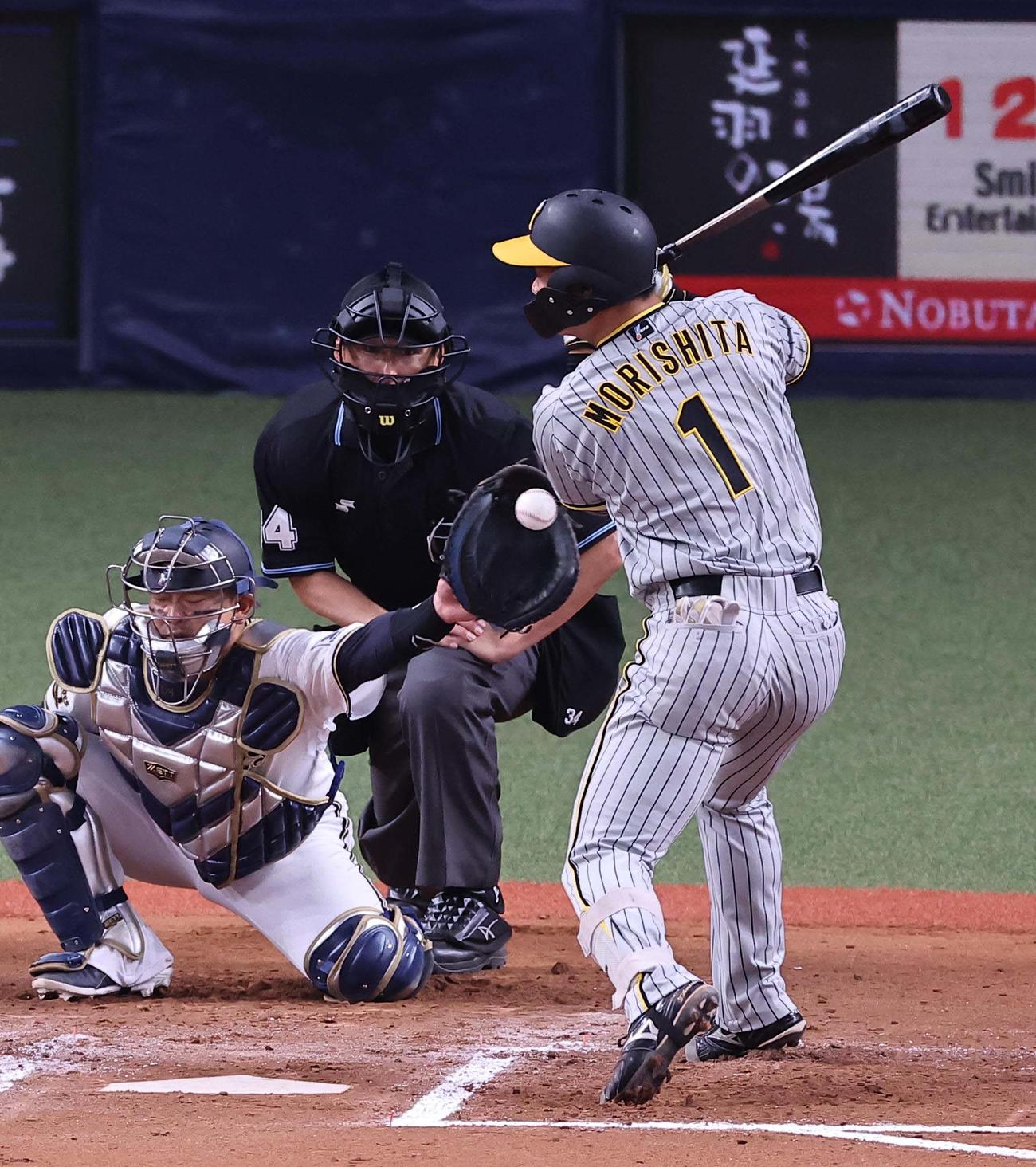 オリックス対阪神　7回表阪神無死、森下は死球を受ける（撮影・上田博志）