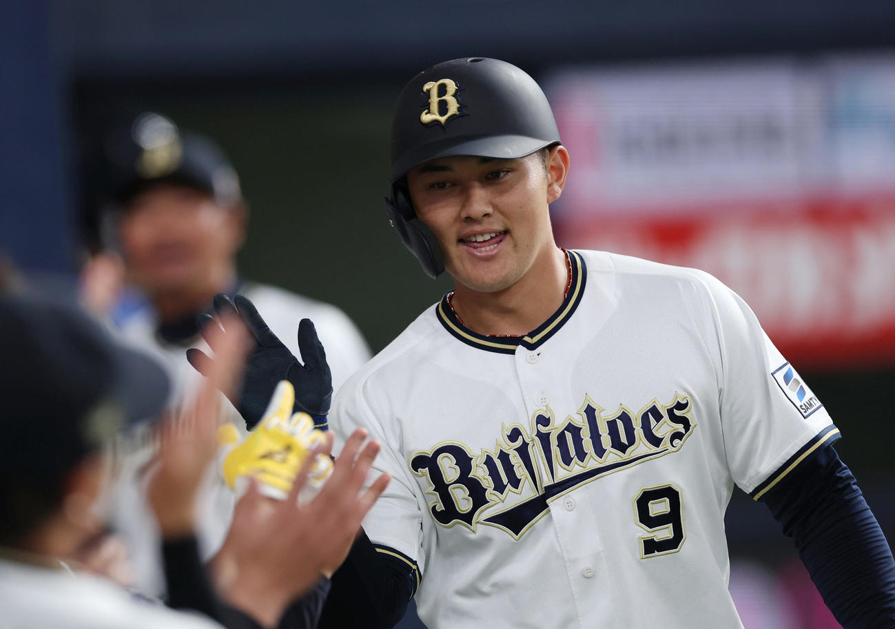 オリックス対阪神　3回裏オリックス1死、右越え本塁打を放ちナインに迎えられる野口（撮影・前田充）