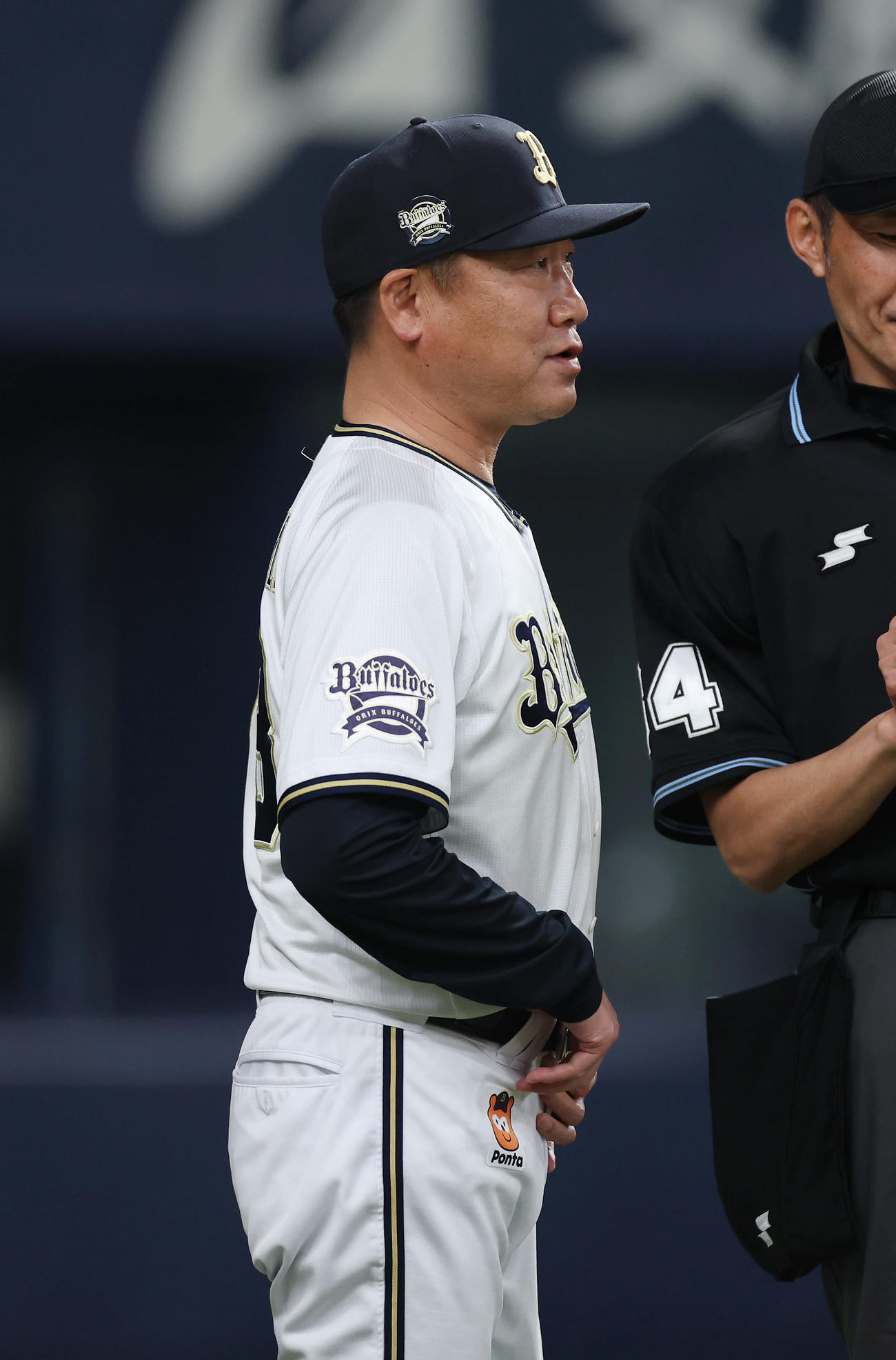 オリックス対阪神　6回を終え、選手交代を告げるオリックス中嶋監督（撮影・前田充）