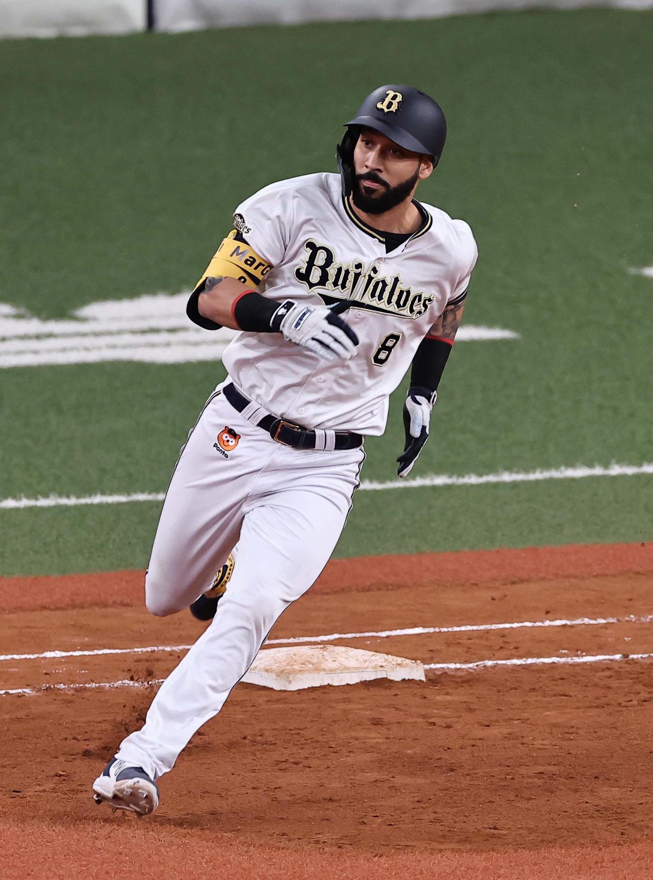 オリックス対阪神　8回裏オリックス無死、ゴンザレスは二塁打を放つ（撮影・上田博志）