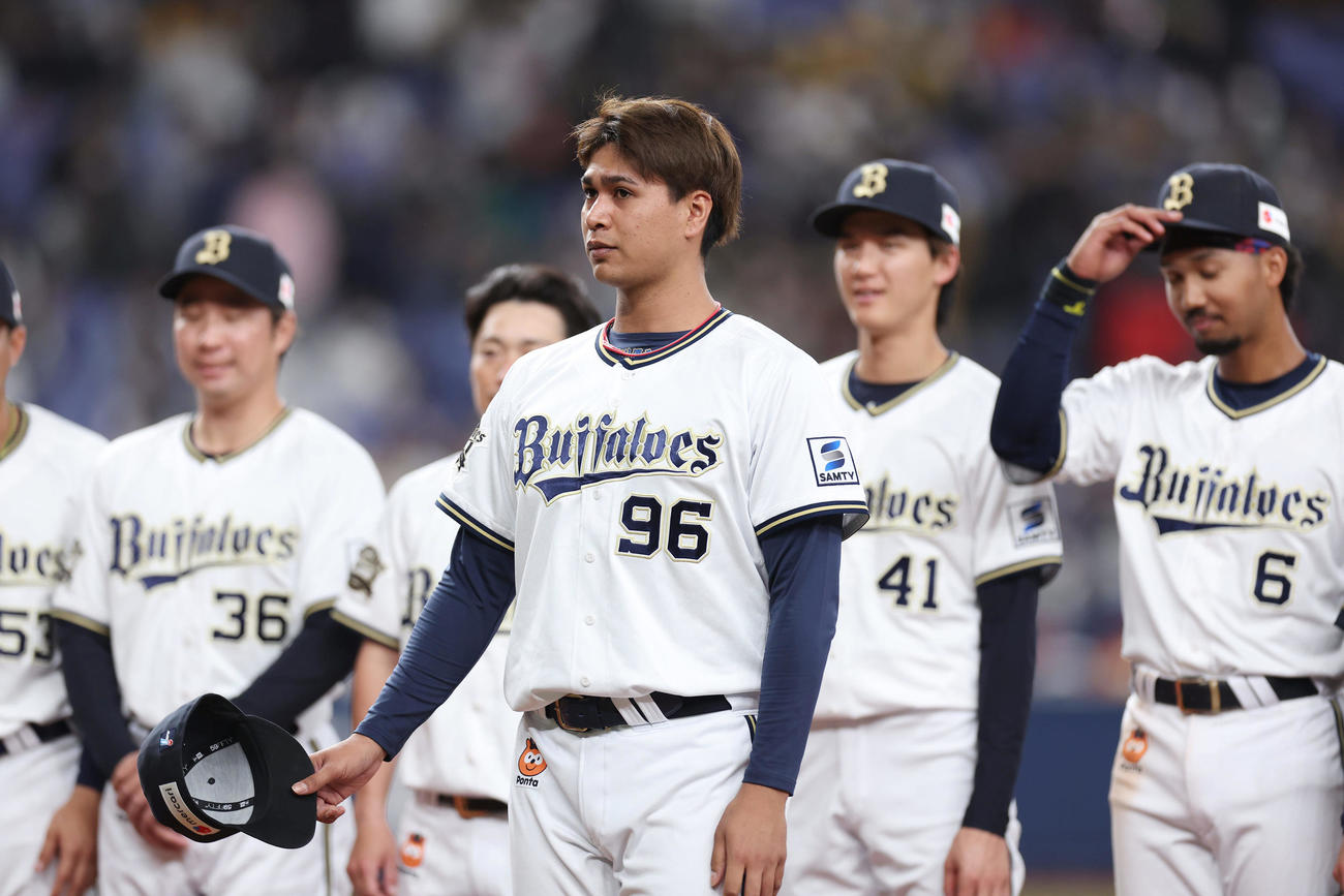 オリックス対阪神　阪神に勝利し、スタンドのファンにあいさつする宇田川（手前）らオリックスナイン（撮影・前田充）