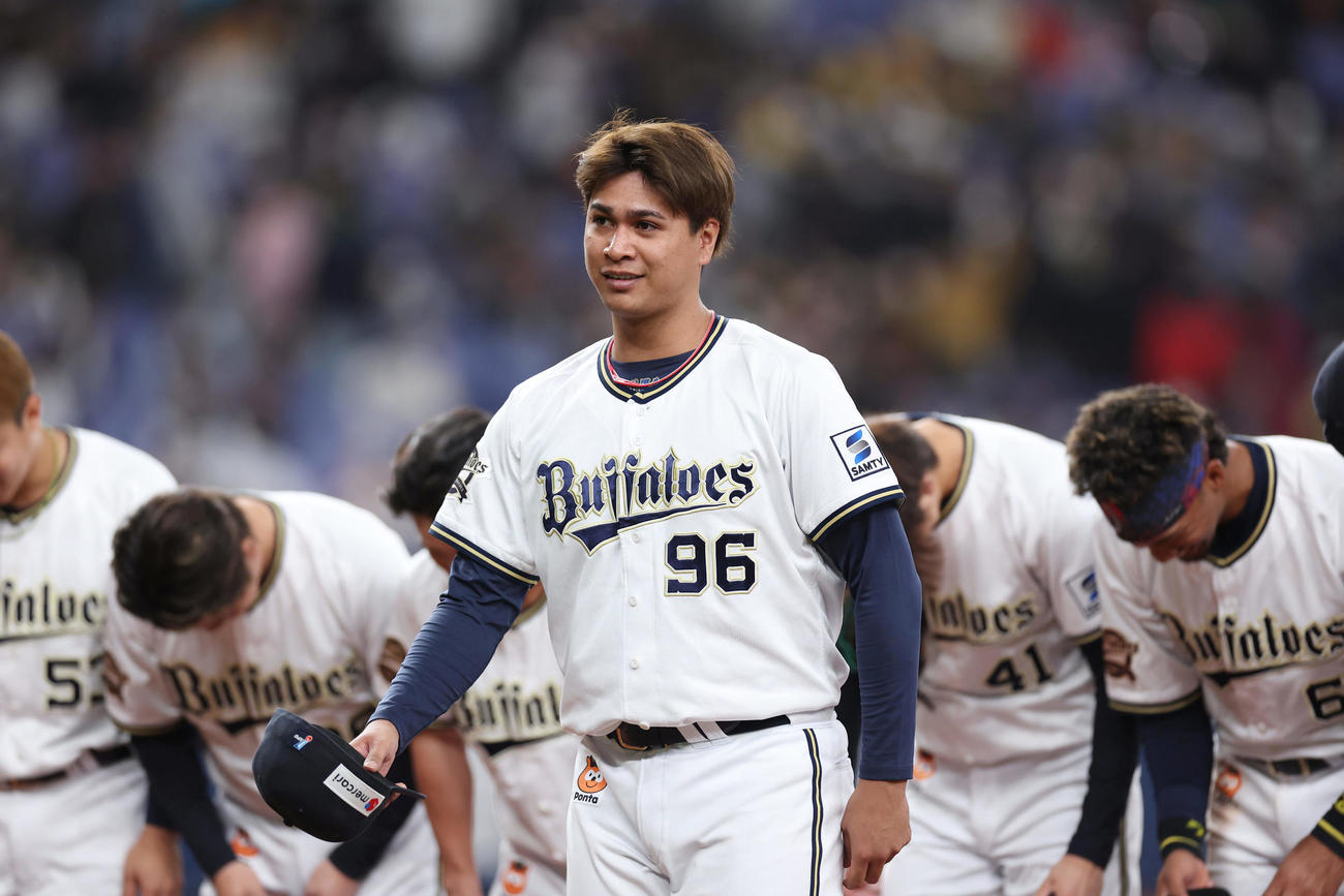 オリックス対阪神　阪神に勝利し、スタンドのファンにあいさつする宇田川（手前）らオリックスナイン（撮影・前田充）