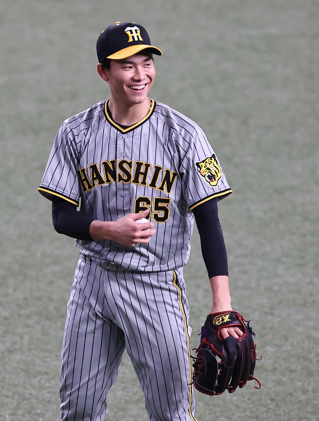 オリックス対阪神　笑顔を見せる湯浅（撮影・上田博志）