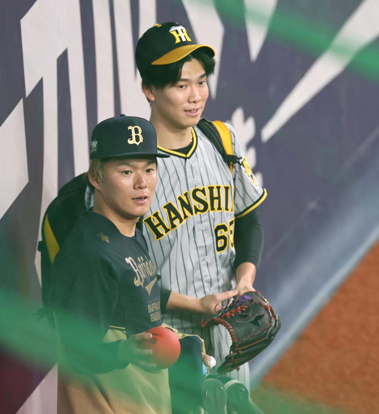 オリックス対阪神　阪神湯浅（右）と言葉を交わすオリックス山本（撮影・上田博志）
