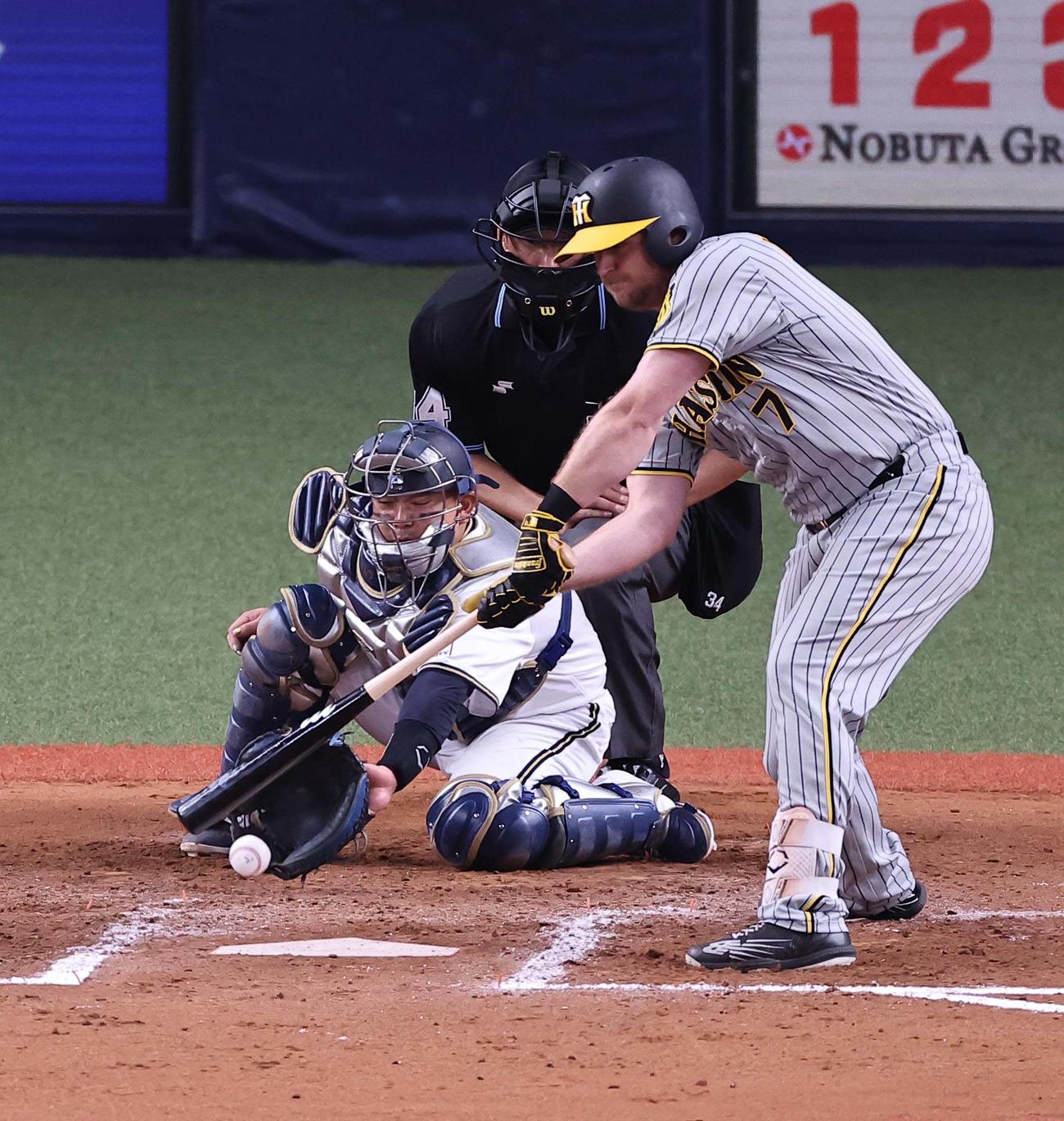 オリックス対阪神　8回表阪神無死二塁、ノイジーは三振に倒れる（撮影・上田博志）