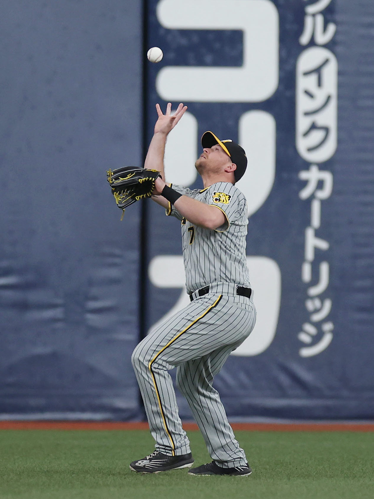 オリックス対阪神　4回裏オリックス2死、中川圭の左二塁打の打球を処理する左翼手ノイジー（撮影・前田充）