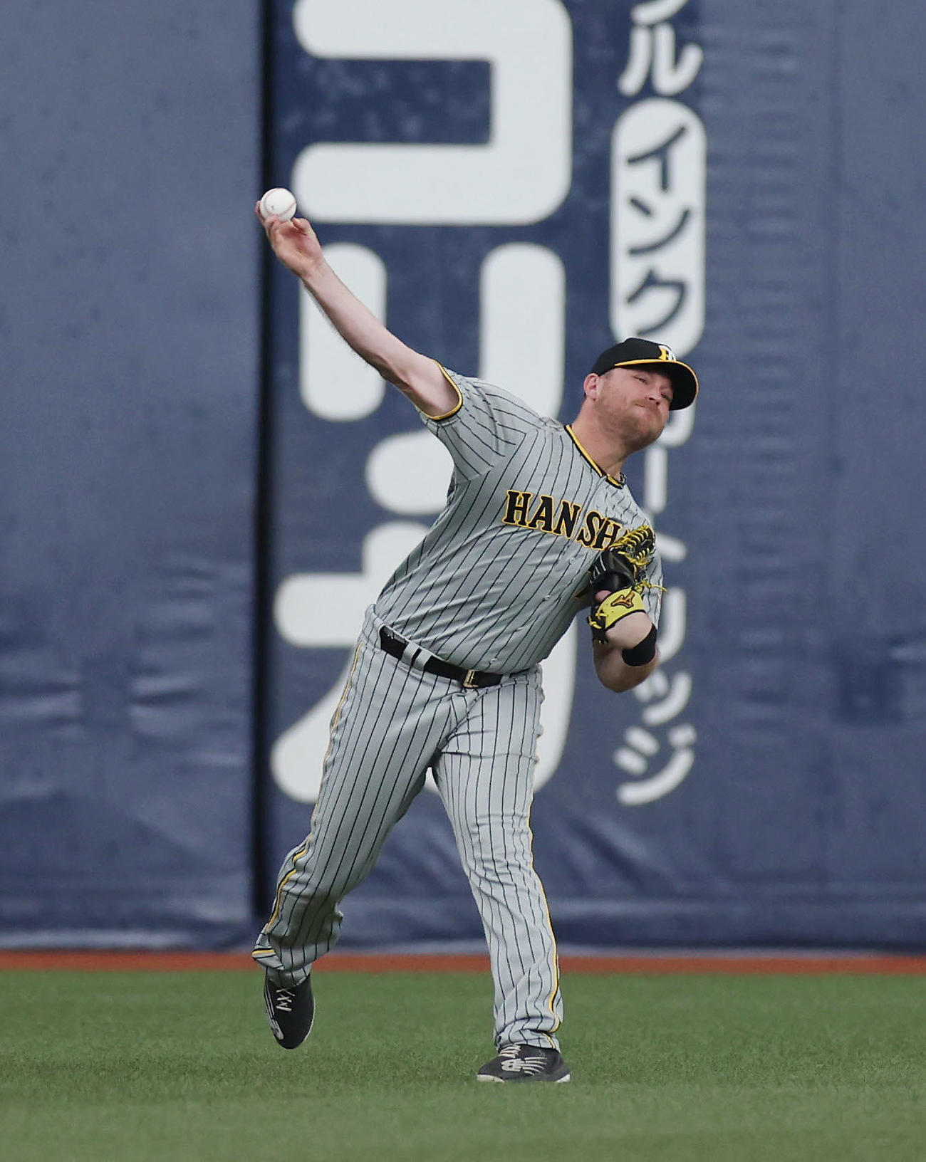 オリックス対阪神　4回裏オリックス2死、中川圭の打球を処理する左翼手ノイジー（撮影・前田充）