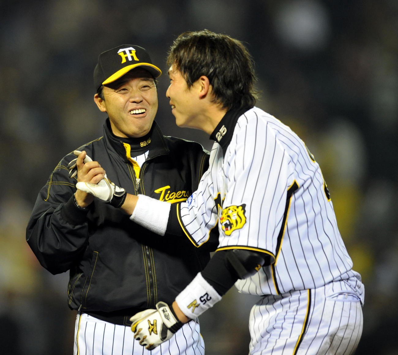 08年4月27日、巨人にサヨナラ勝ちし、押し出し四球を選んだ新井（右）を出迎える岡田監督