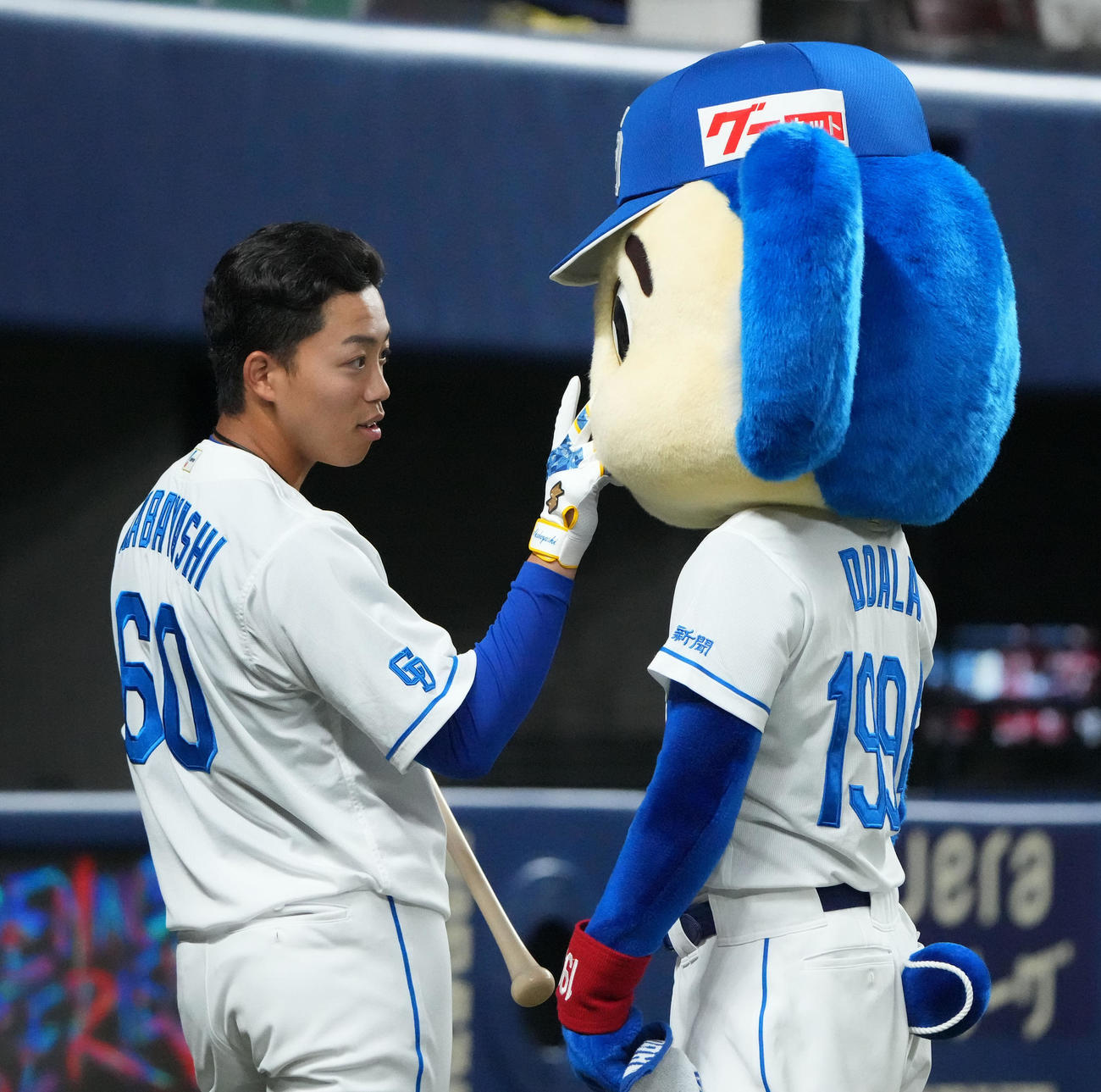 中日対広島　試合前、ドアラの顔をいじる岡林（左）（撮影・森本幸一）
