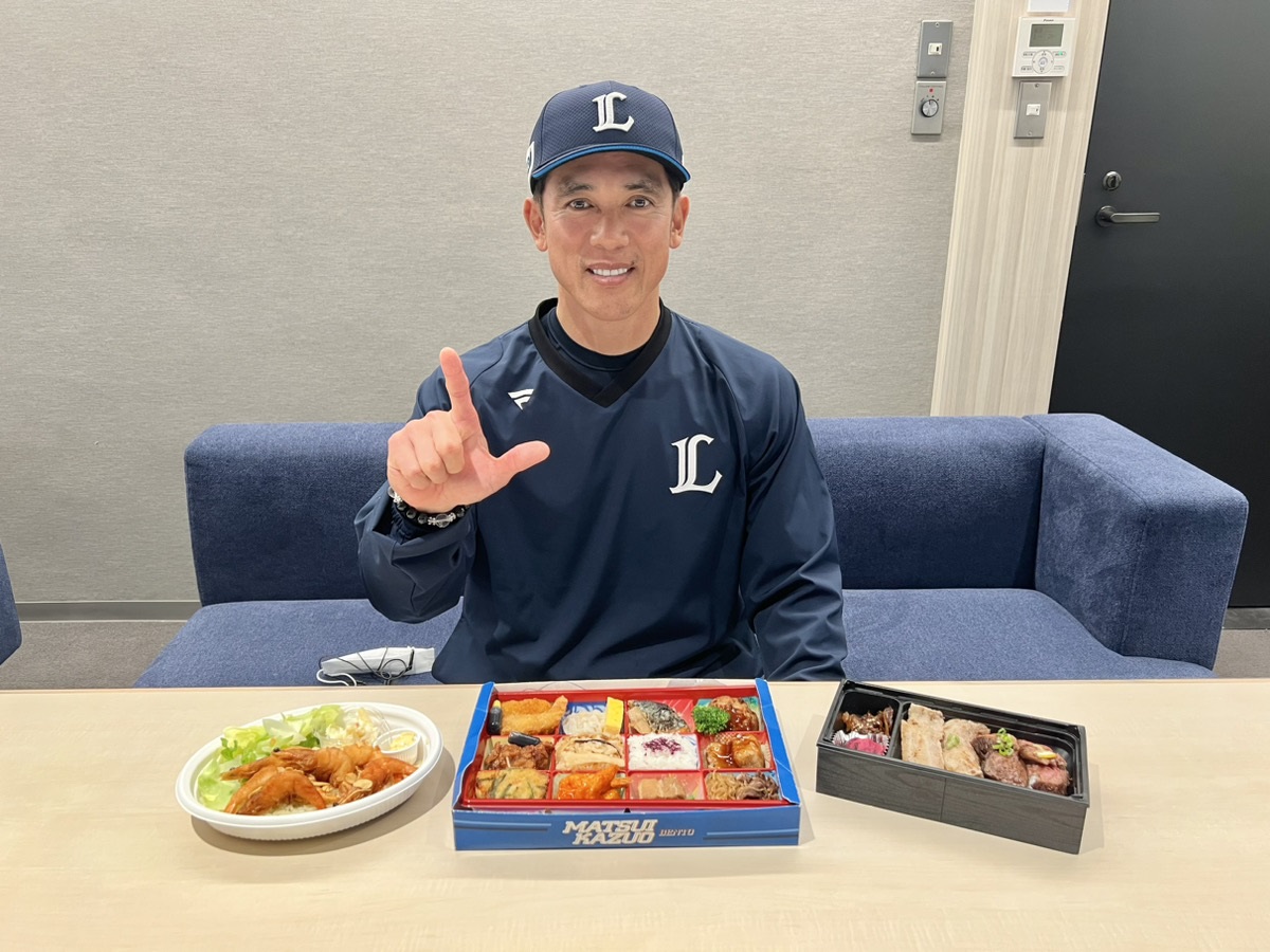 プロデュースしたグルメ3商品を前に「L」ポーズをする西武松井監督（球団提供）