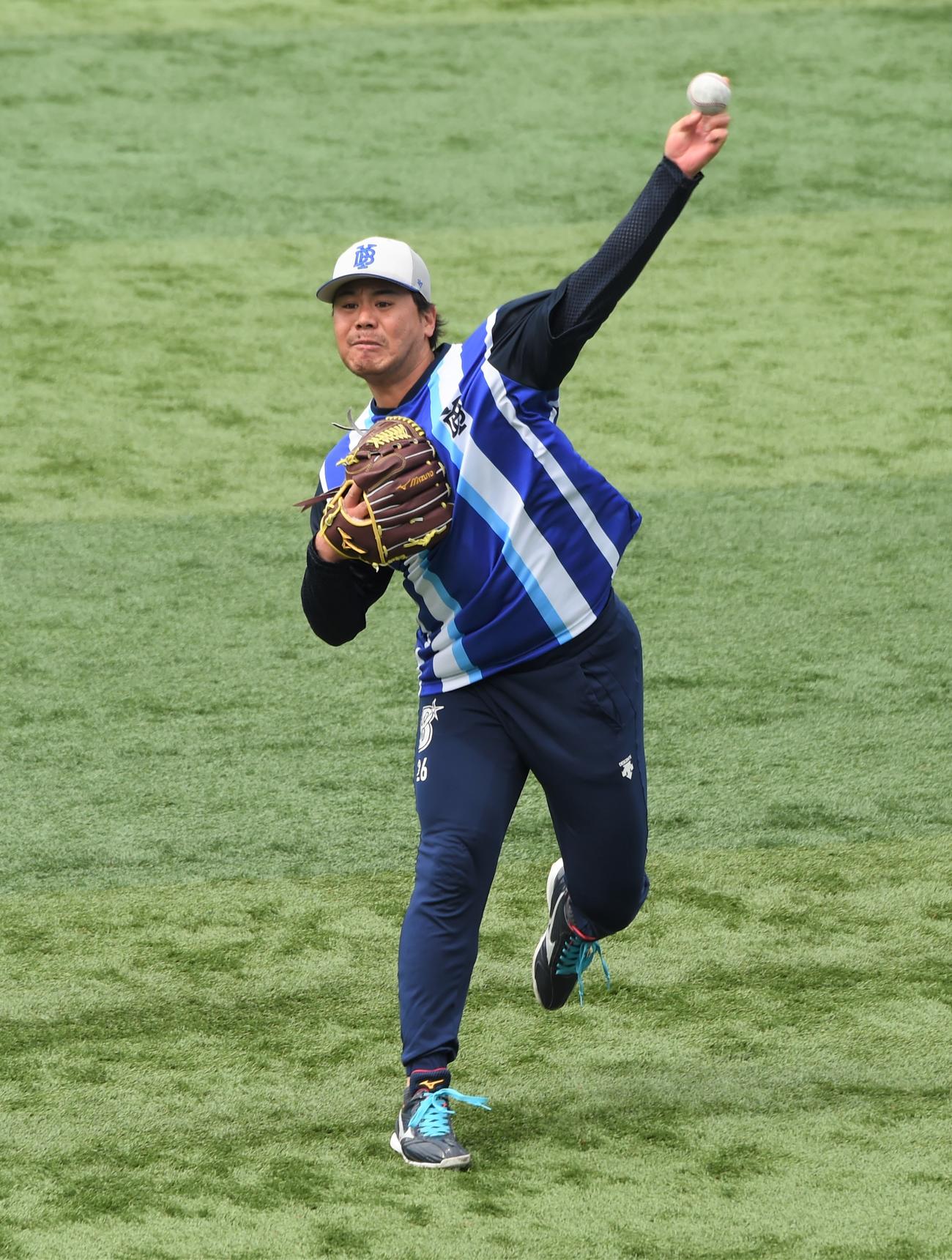 ノックで軽快な動きを見せるDeNA浜口（撮影・鈴木正章）