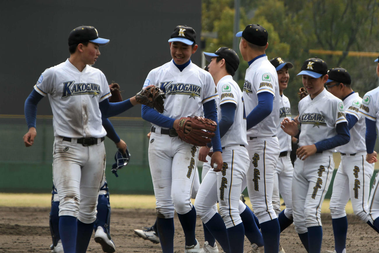 2回戦でヤンキース岡山を破りあいさつに向かう兵庫加古川ナイン（撮影・久我悟）